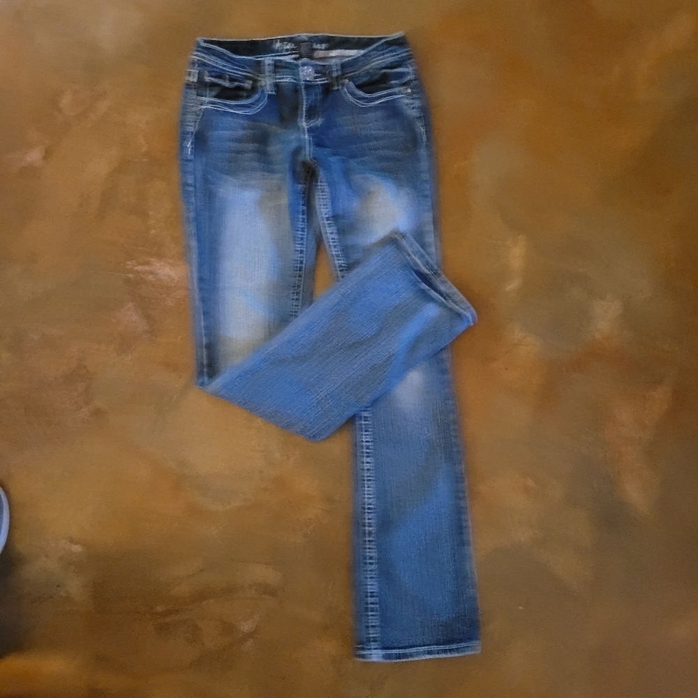 Ariya Jean's   size 5/6  Distressed denim